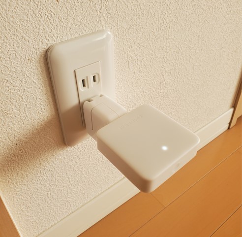SwitchBot Hub miniとコネクターを電源に繋ぐ